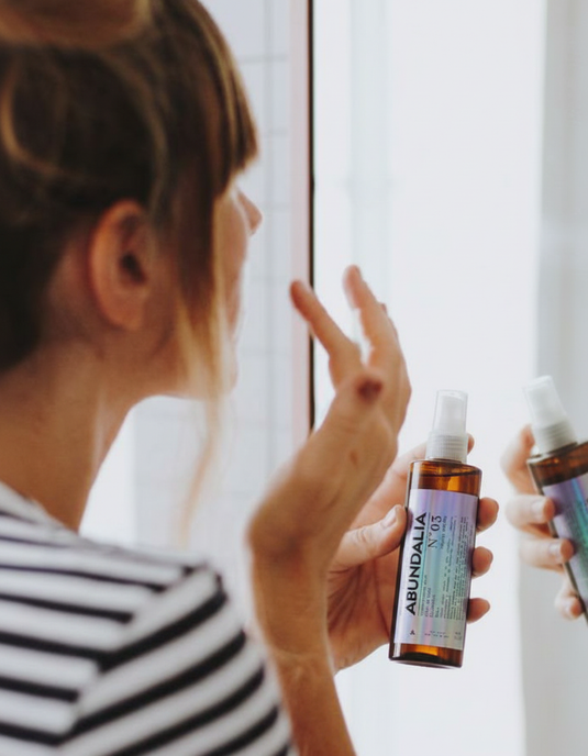 3 Aplica tu skincare, serums y tratamientos